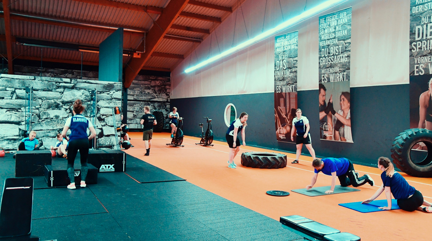 behind:the:scenes:it's:your:stage:start:play:repeat - SV Bavaria Waischenfeld die Frauenfußballmannschaft beim Cross Gym Trainin mit Bastian Lumpp in der Sportwelt Pegnitz